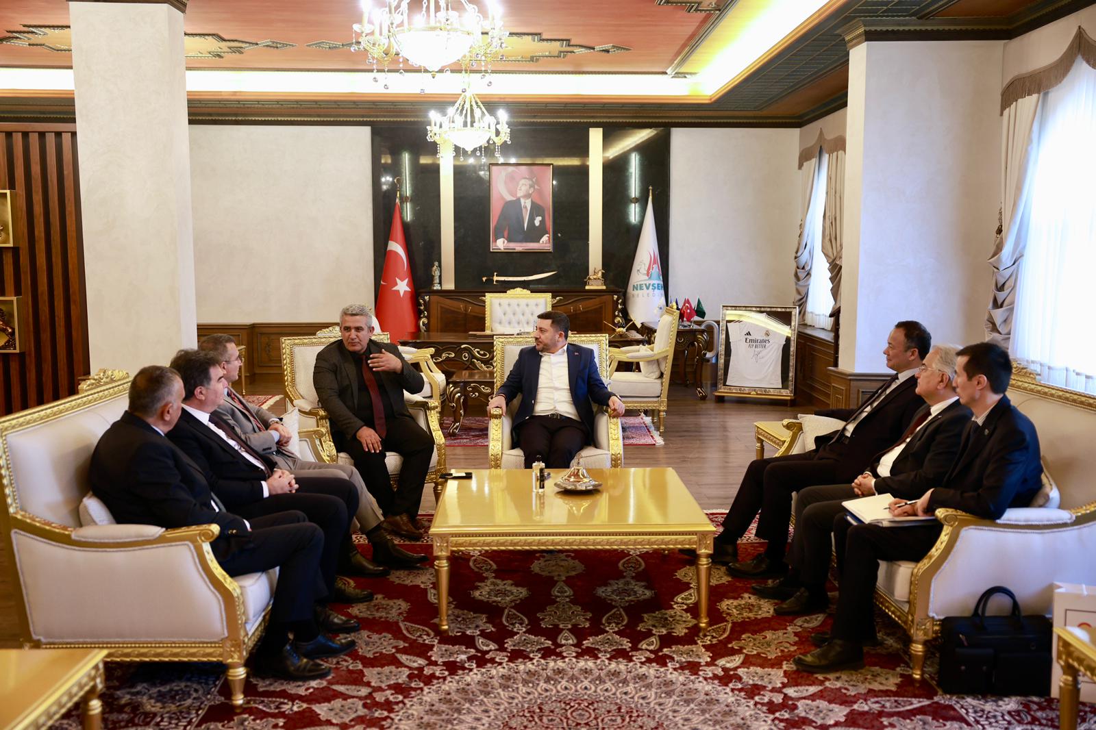 Kırgızistan Ankara Büyükelçisi Kazakbayev, Belediye Başkanı Arı’yı Ziyaret Etti