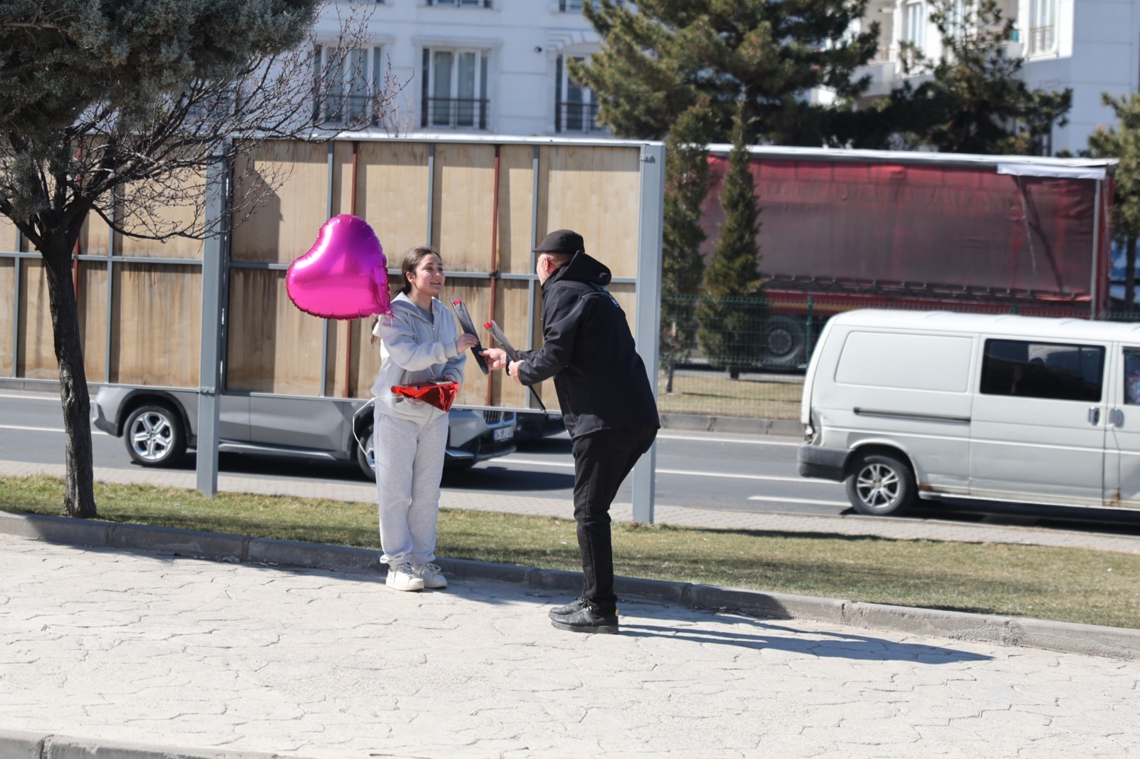 NEVŞEHİR BELEDİYESİ, KADINLAR GÜNÜ’NDE 5 BİN ÇİÇEK DAĞITTI