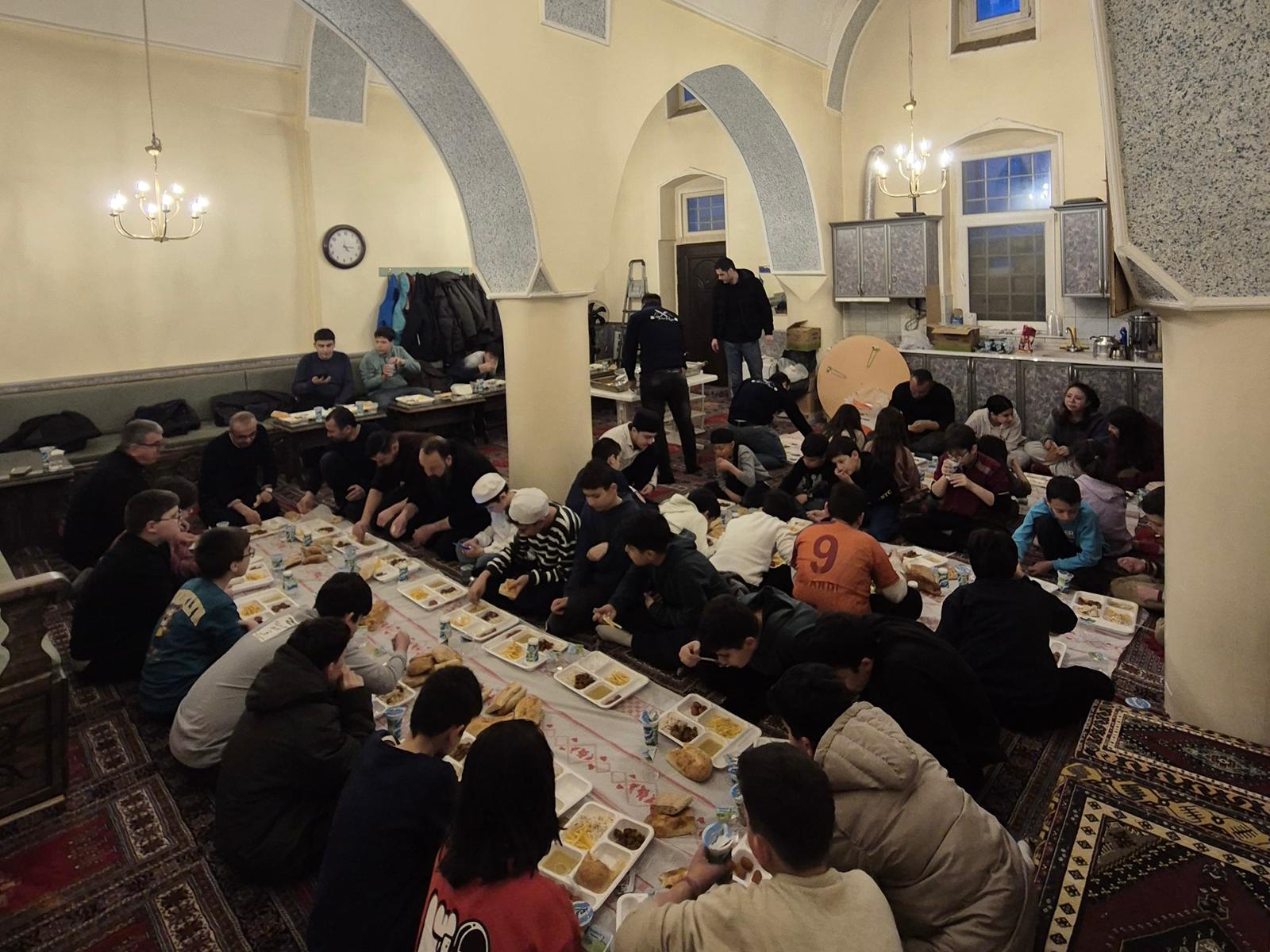 İftar Sofraları Kuruldu, Ramazan’ın Bereketi Paylaşıldı