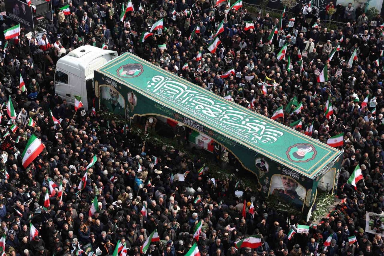 ABD-İsrail saldırılarda İran’da hayatını kaybeden üst düzey askeri yetkililer için cenaze töreni