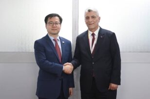 Bakan Bolat, Yaounde’de Güney Koreli Bakan Han-Koo ile görüştü