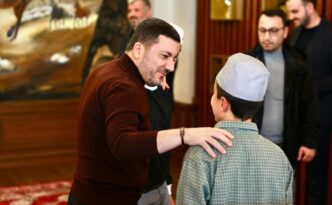 Başkan Arı, hafızlık öğrencilerini makamında ağırladı