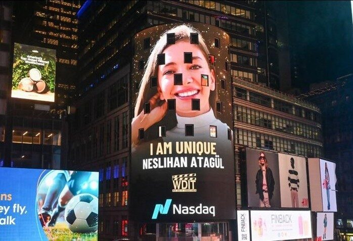 Gazeteci Aslıgül Atasagun ve oyuncu Neslihan Atagül’ün yer aldığı “I AM” kampanyası New York’u aydınlattı
