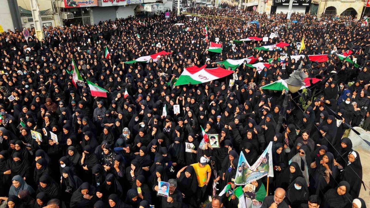 İran’daki okul saldırısında ölenler için cenaze töreni