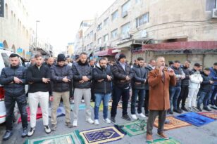 İşgal altındaki Doğu Kudüs’te Müslümanlar, bayram namazını sokakta kıldı