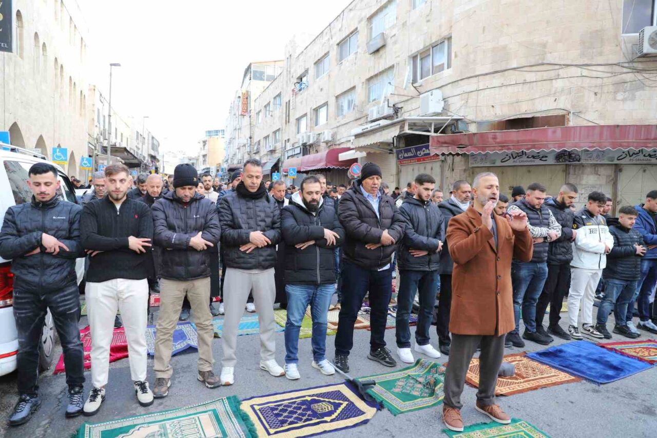 İşgal altındaki Doğu Kudüs’te Müslümanlar, bayram namazını sokakta kıldı