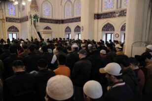 Japonya’daki Tokyo Camii’nde bayram namazı yoğun katılım nedeniyle 5 kez kılındı
