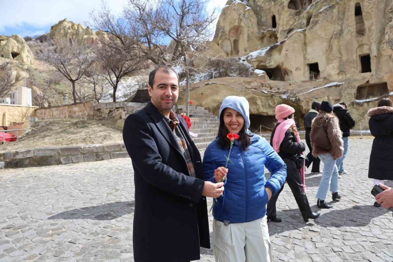 Kapadokya’da kadın turistlere çiçekli 8 Mart sürprizi