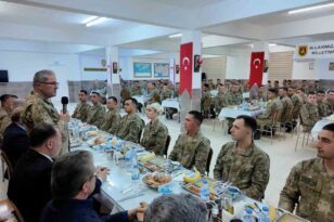 Kara Kuvvetleri Komutanı Orgeneral Tokel, Mehmetçiklerle iftarda bir araya geldi