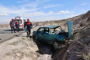 Kontrolden çıkan Fiat Tofaş otomobil karşı şeride geçti: 1 yaralı