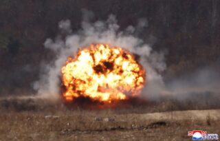 Kuzey Kore’de tank birliklerinin katılımıyla taktik saldırı tatbikatı
