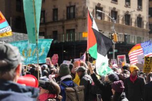 Manhattan’da “Krallara Hayır” protestosunda on binlerce kişi yürüdü