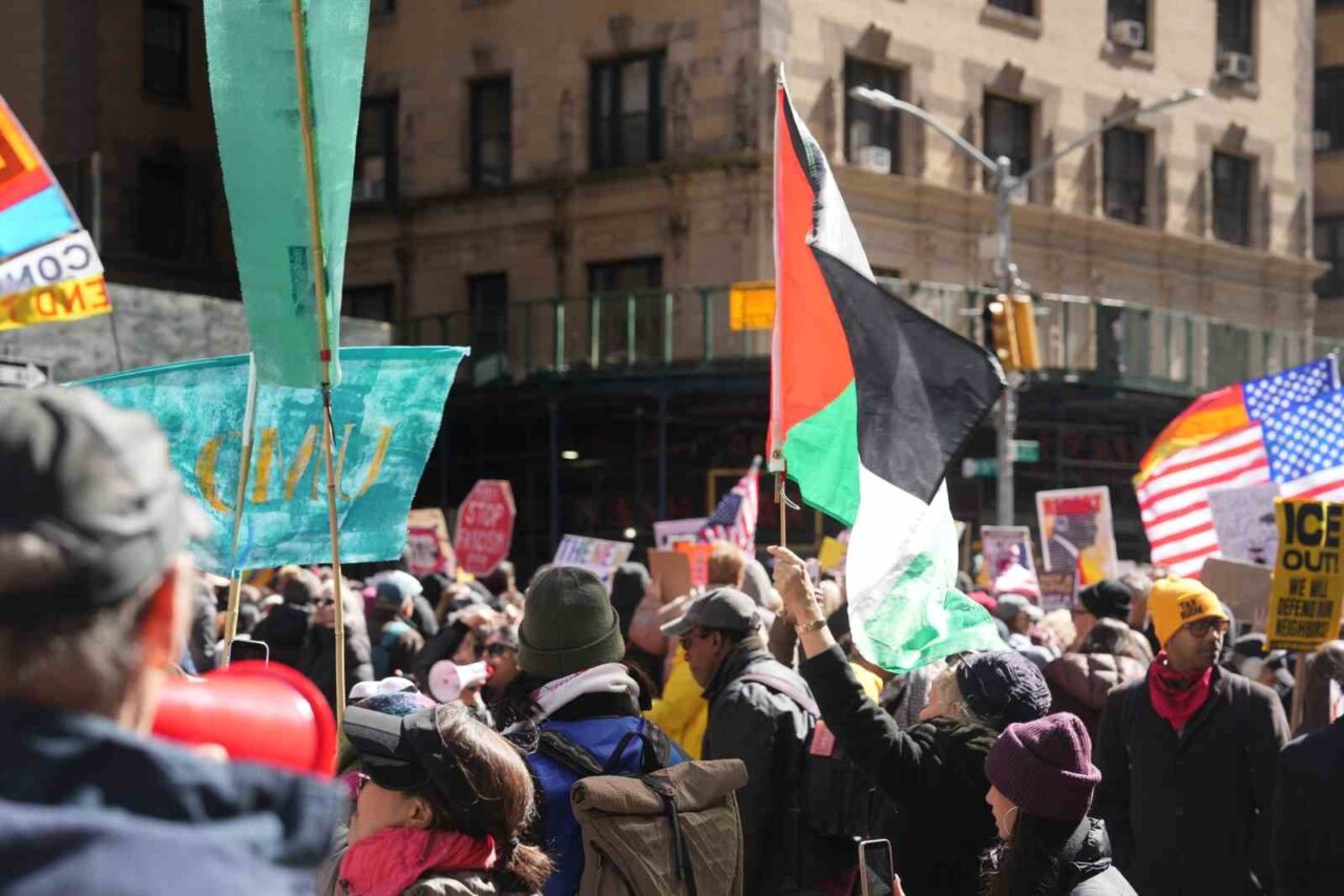 Manhattan’da “Krallara Hayır” protestosunda on binlerce kişi yürüdü