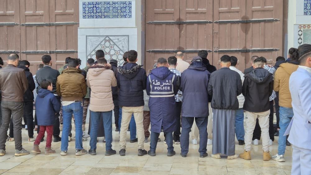 Suriye’de camileri dolduran Müslümanlar bayram namazını kıldı