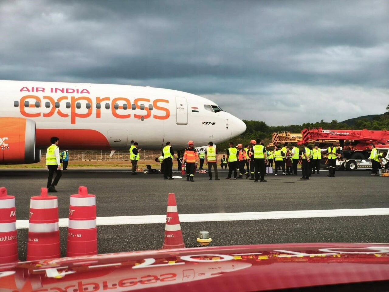 Tayland’da yolcu uçağı sert iniş yaptı: Uçağın iniş takımı koptu