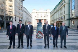 TBMM Başkanı Kurtulmuş, Romanya’da Atatürk Anıtı’nı ziyaret etti