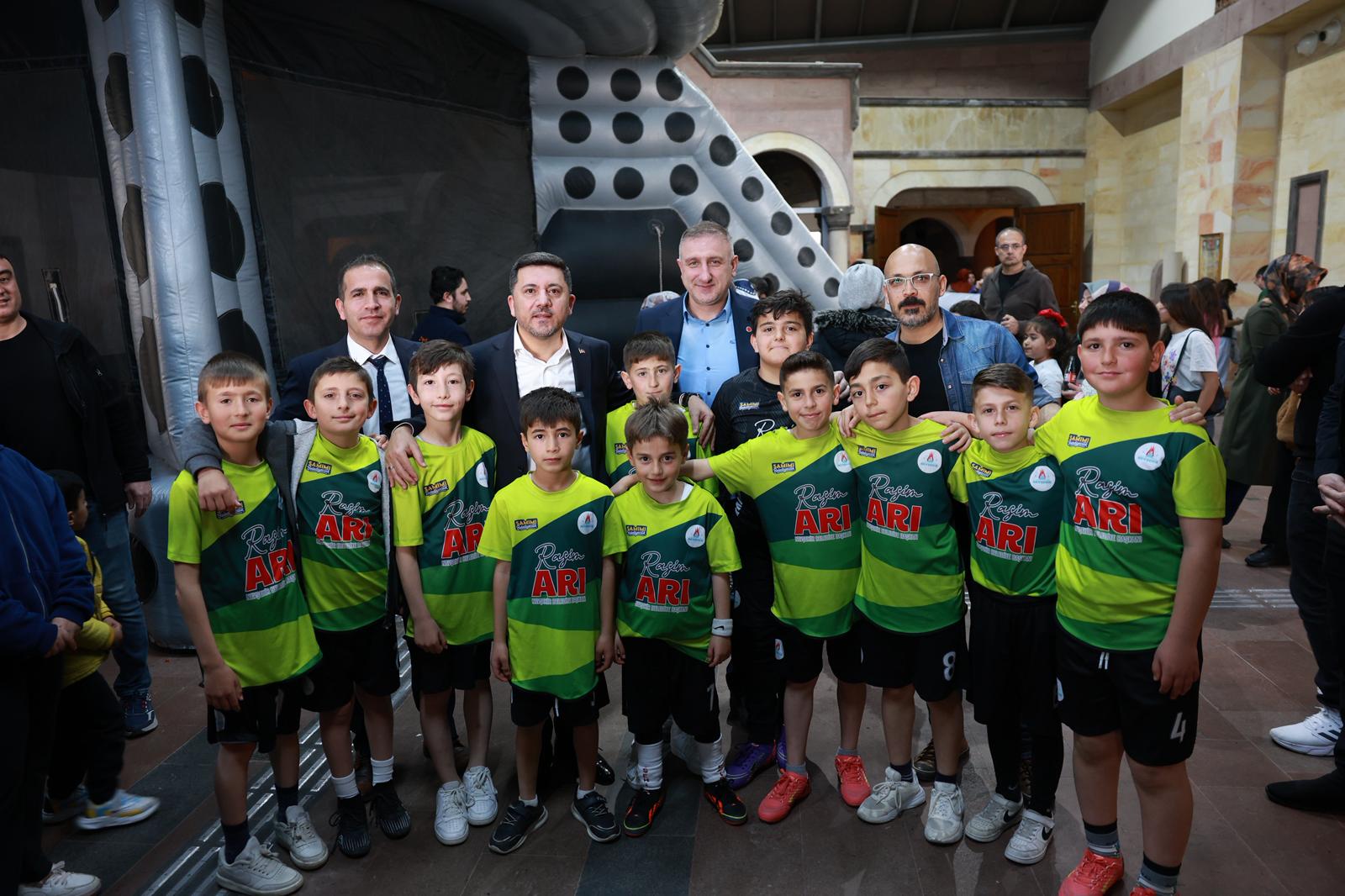 İlkokullar Arası Futbol Turnuvasında Kupa Töreni Yapıldı