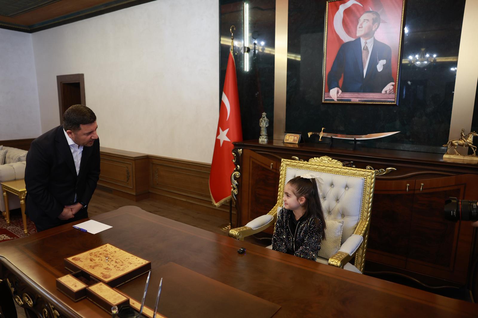 Başkan Rasim Arı, 23 Nisan’da Koltuğu Çocuklara Devretti