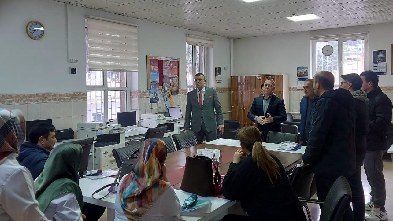 Eğitim Camiası Tek Yürek: Şehit Öğretmen ve Öğrenciler İstiklal Marşı Törenlerinde Anıldı