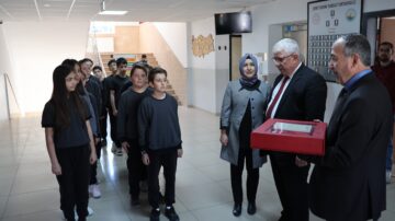 Çanakkale Ruhu Okulumuzda Yaşatılıyor: Kılıç Bayırı’ndan Emanet Bayrak Teslim Alındı