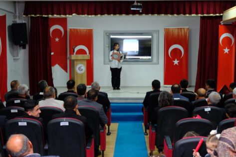 Şehit Hamide Sibel Çetinkaya Anadolu Lisesi’nde 23 Nisan Ulusal Egemenlik ve Çocuk Bayramı, bu yıl sade bir programla gerçekleştirildi.