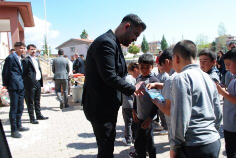 Ülkü Ocakları Nevşehir İl Başkanlığı tarafından öğrencilere “UZEM” ve “ODAK” hediye edildi.