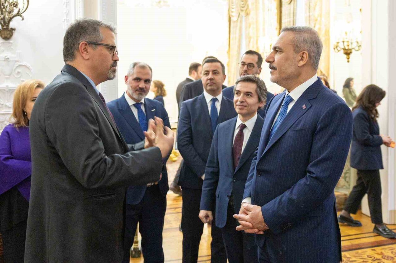 Bakan Fidan, Birleşik Krallık’ta yaşayan Türk vatandaşlarıyla bir araya geldi