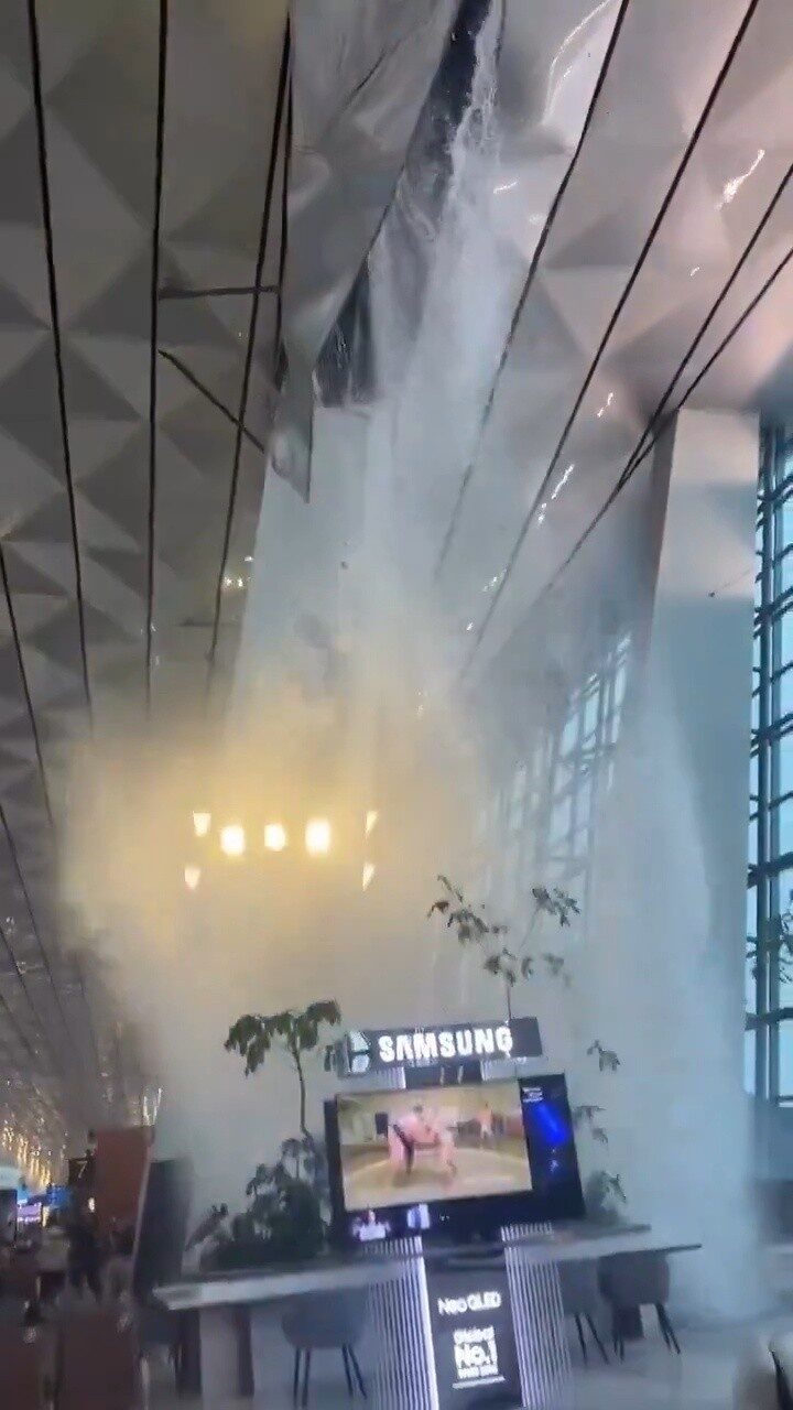 Endonezya’da şiddetli yağış nedeniyle havalimanı çatısı çöktü