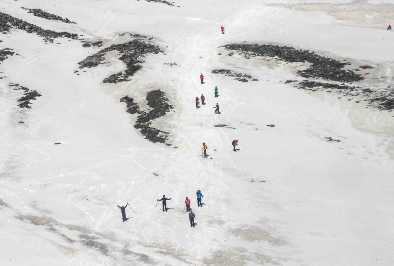 Everest’e çıkan dağcılara karbonat vererek milyonluk dolandırıcılık ağı kurdular