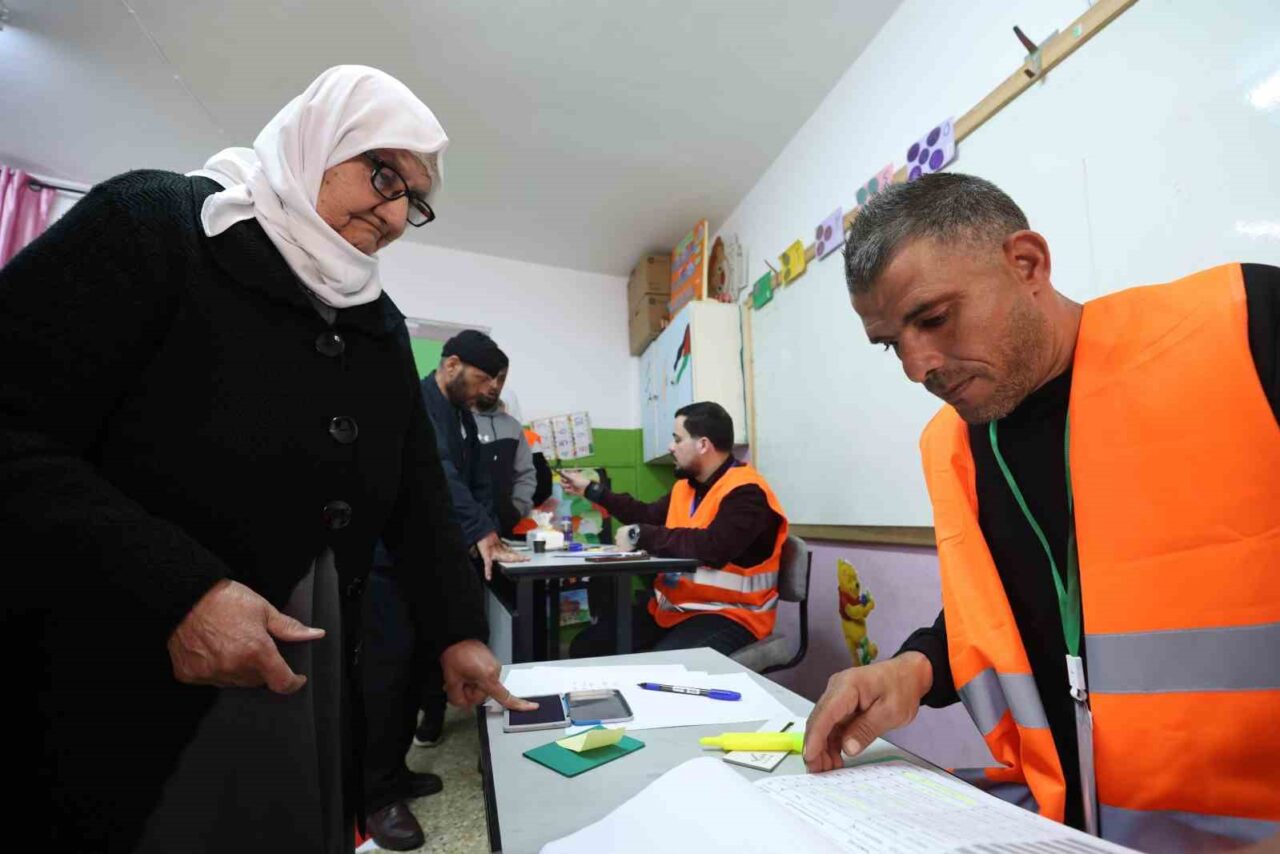 Filistin’de yıllar sonra yapılan seçimlerde “Abbas” üstünlüğü