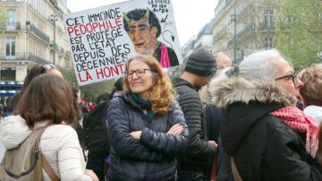 Fransa’da çocuk istismarlarına karşı “Çocuğuma Dokunma” protestosu