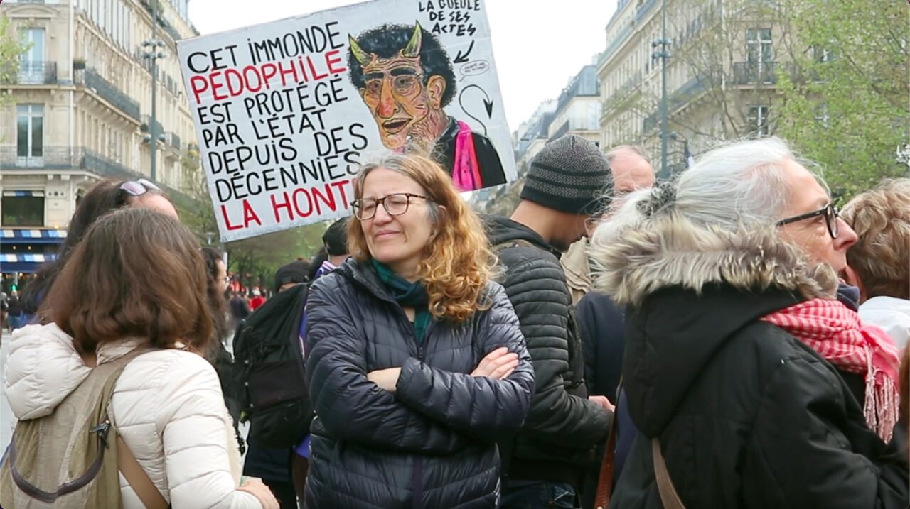Fransa’da çocuk istismarlarına karşı “Çocuğuma Dokunma” protestosu