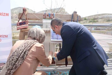 Kapadokya’da turistler halı dokuyup çanak yaptı