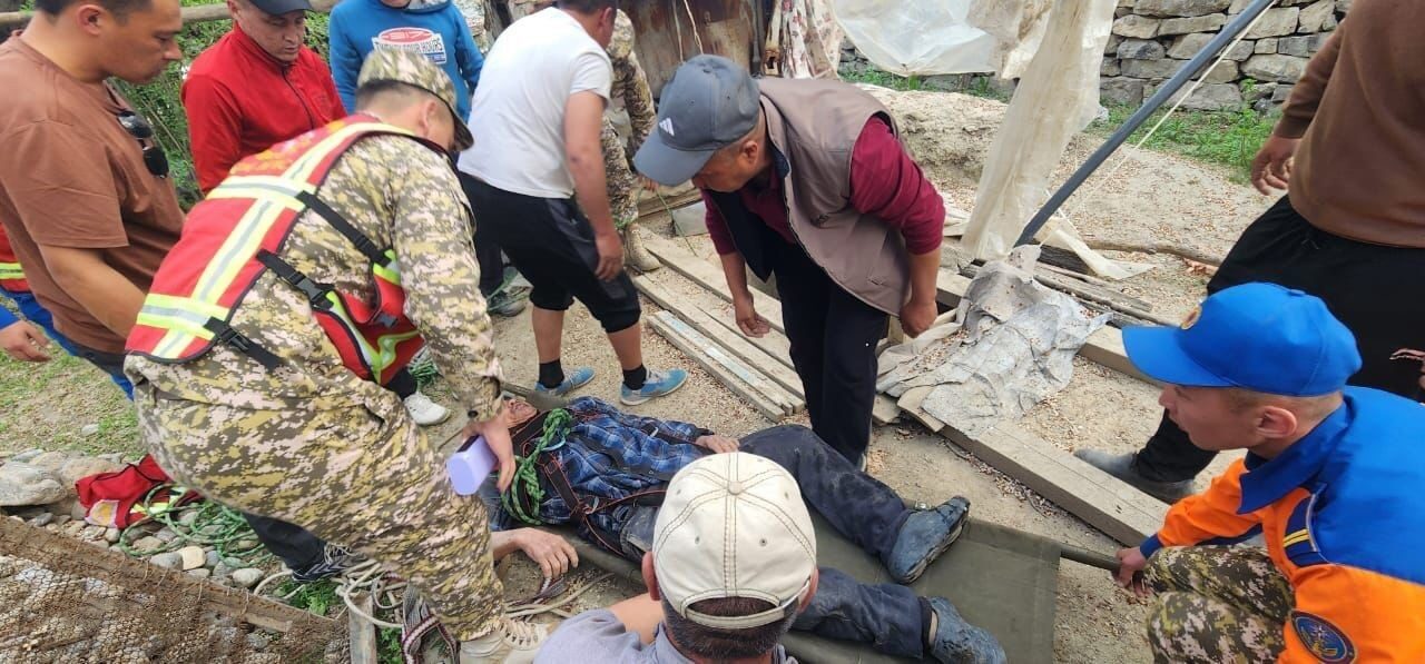 Kırgızistan’da 65 yaşındaki adam 18 metre derinliğindeki kuyuda 16 gün mahsur kaldı