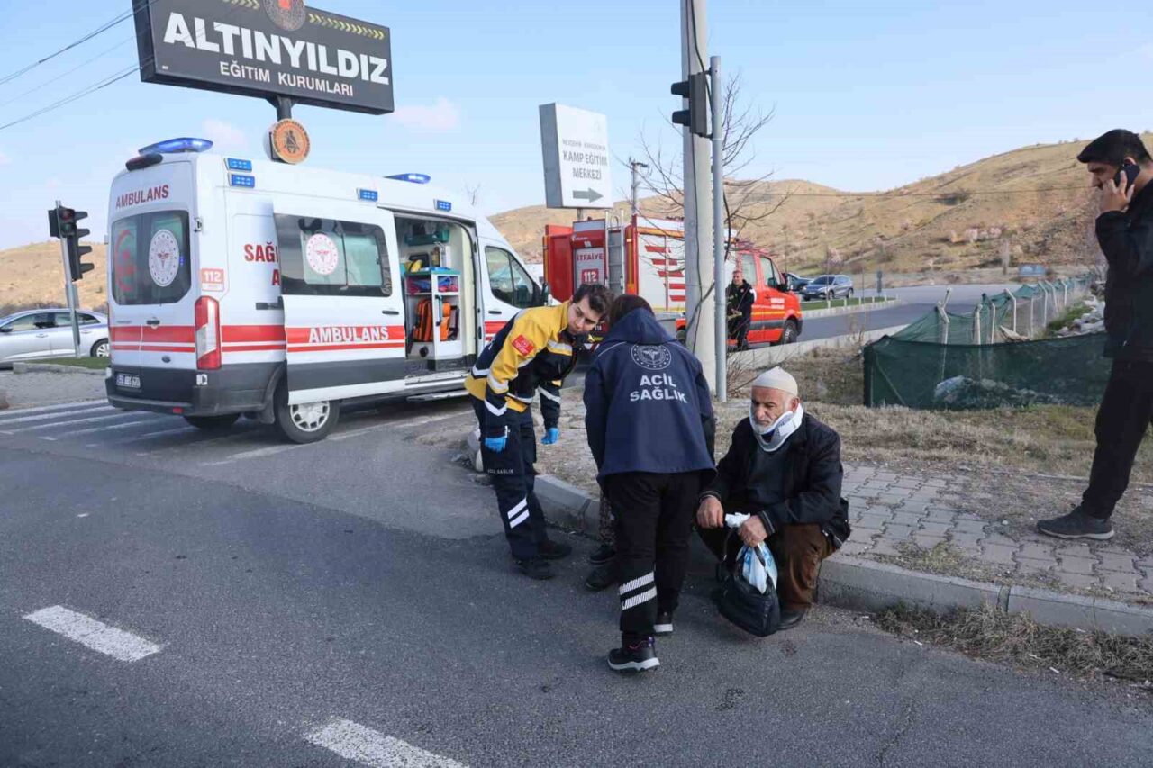 Kırmızı ışıkta bekleyen otomobile çarptı: 2 yaralı