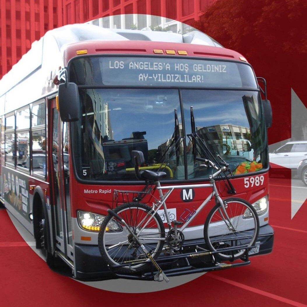 Los Angeles’taki otobüslere “Hoş geldiniz Ay Yıldızlılar” yazıldı