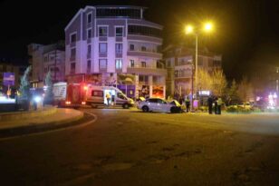 Minibüs ile otomobil çarpıştı: 1’i ağır 3 yaralı