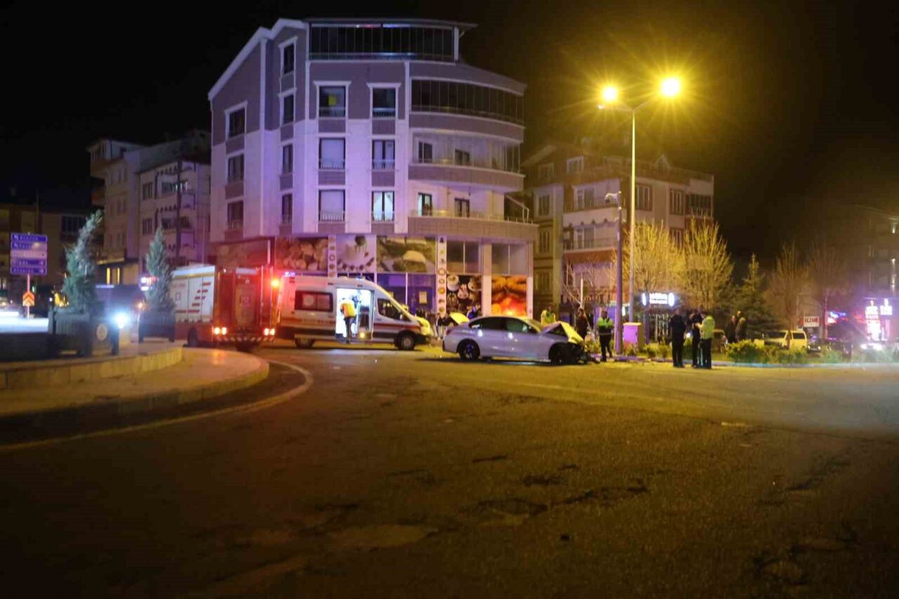 Minibüs ile otomobil çarpıştı: 1’i ağır 3 yaralı