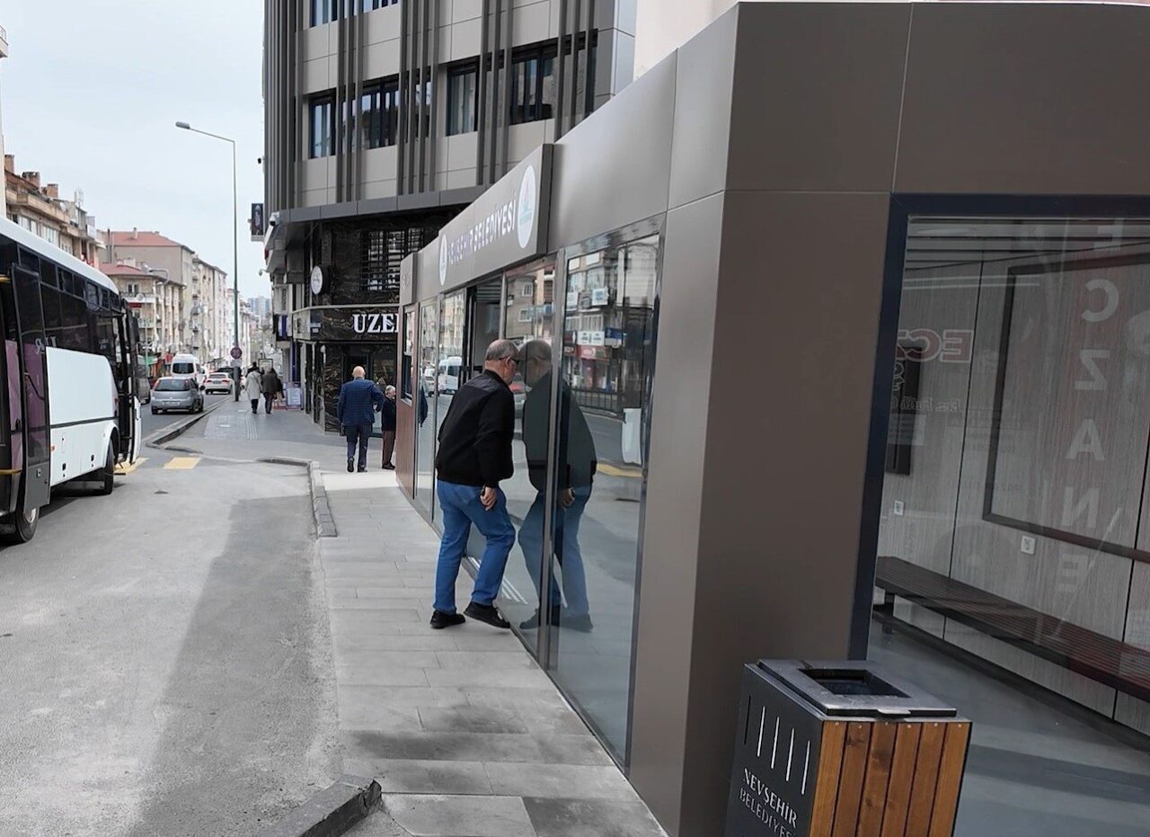 Nevşehir’de akıllı durak kazası kameralara yansıdı