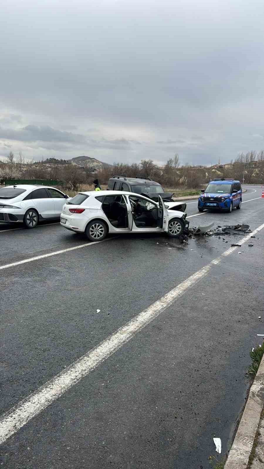 Otomobil ile hafif ticari araç kafa kafaya çarpıştı: 4 yaralı