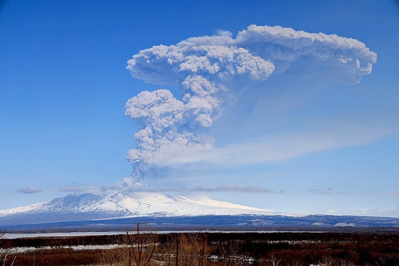 Rusya’daki Şiveluç Yanardağı 11 kilometre yüksekliğe kül püskürttü