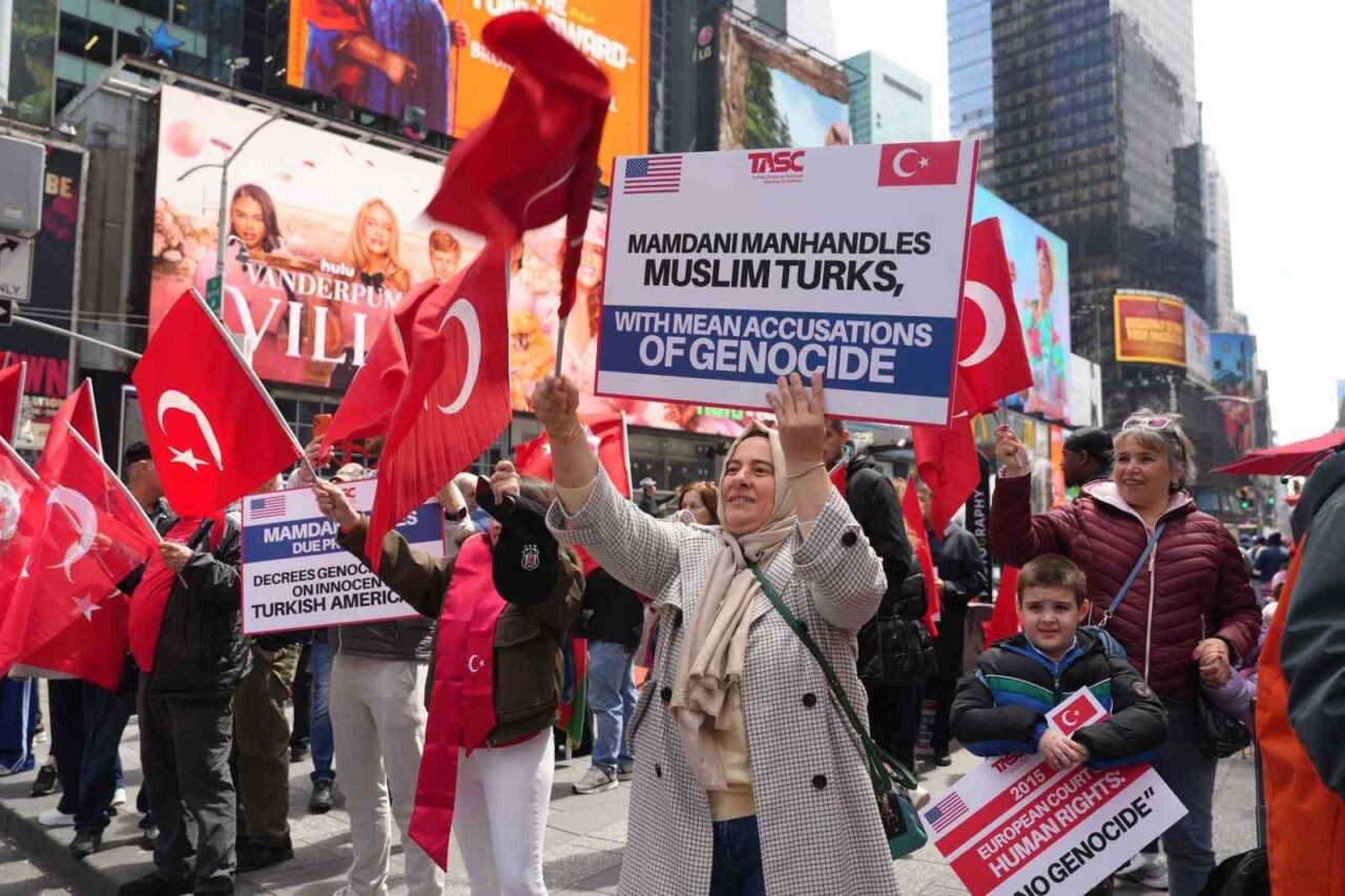 Times Meydanı’nda Ermeni yalanı protestosu