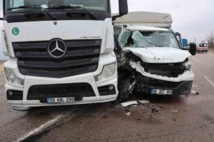 Tır ile kamyonet çarpıştı: 2 yaralı