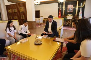 Rasim Başkan, Kitap Kurdu Eymen Açık’ı Belediyede Ağırladı