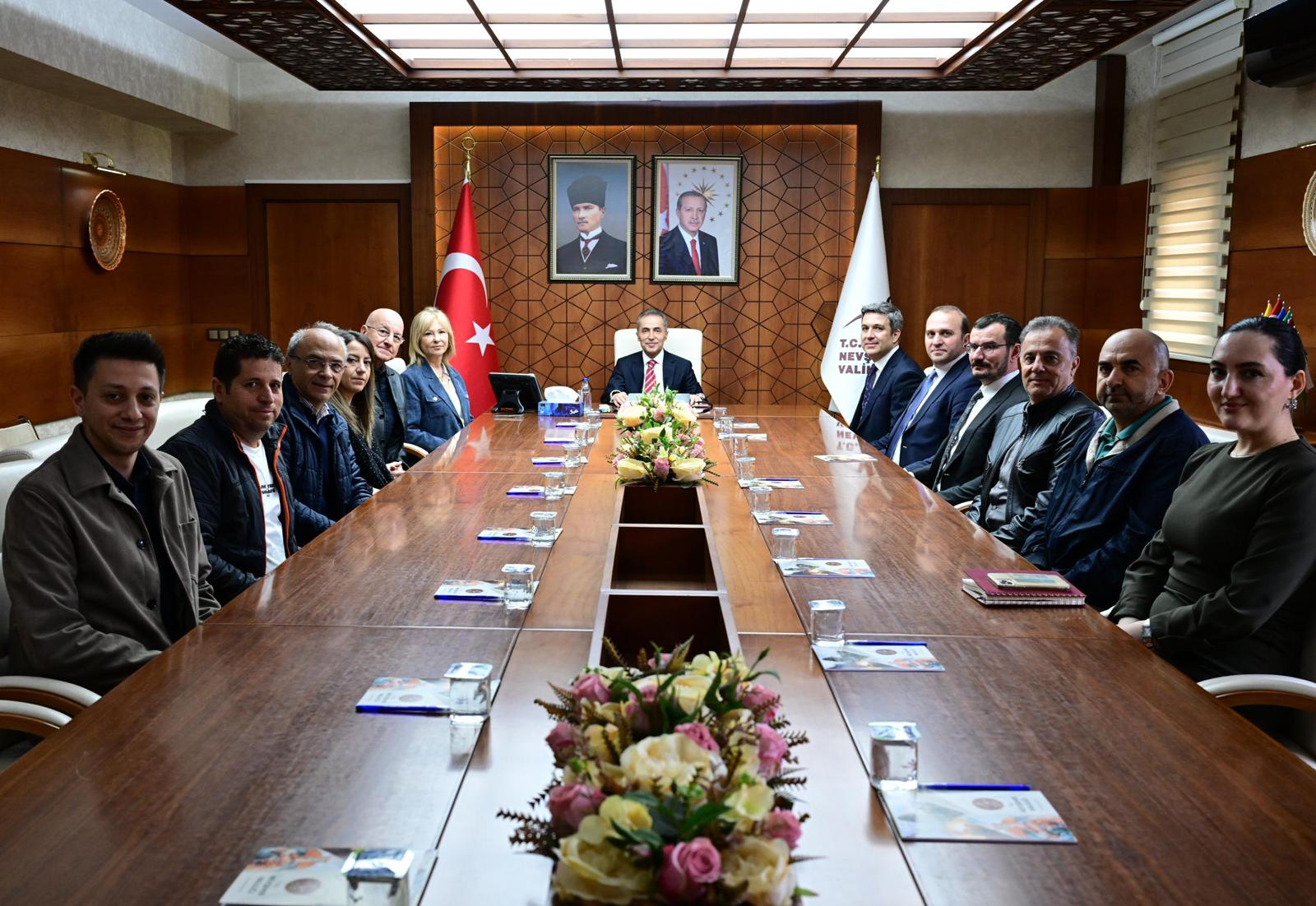 Kapadokya Alan Başkanı Aslanbay ve komisyon üyeleri Vali Kök’ü ziyaret etti
