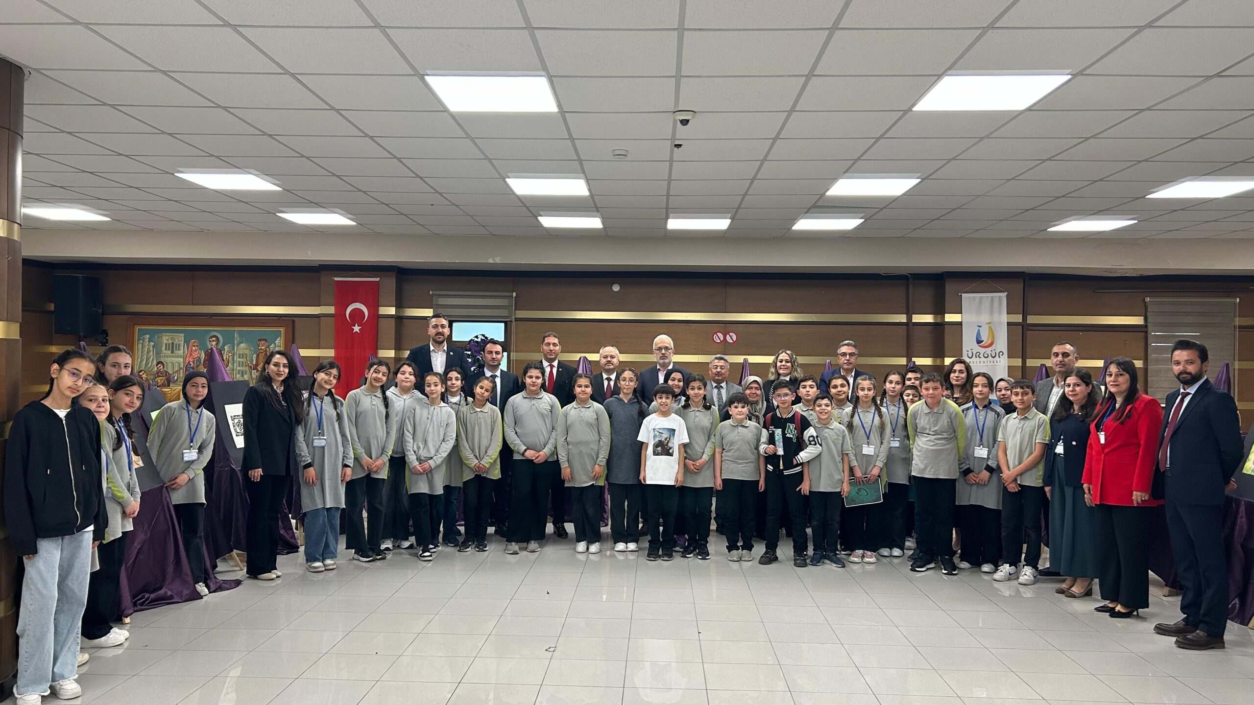 “Ebru Sanatının Hat, Minyatür ve Tezhiple Buluşması Sergisi” ve İlahi Korosu Programı Düzenlendi