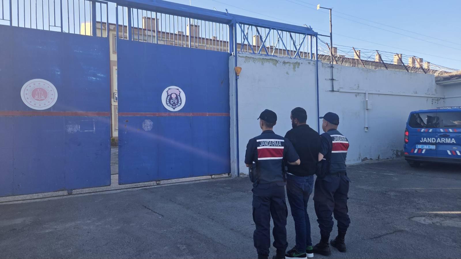 Nevşehir İl Jandarma Komutanlığı olarak nitelikli suçlardan aranan şahısların yakalanmasına yönelik çalışmalar aralıksız yürütülmektedir.