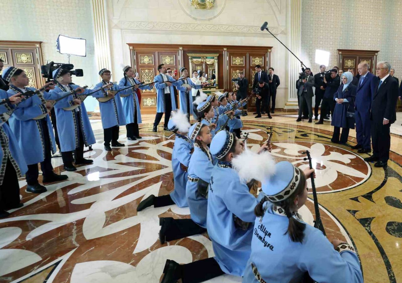 Cumhurbaşkanı Erdoğan’a Kazakistan’da Dombra sürprizi