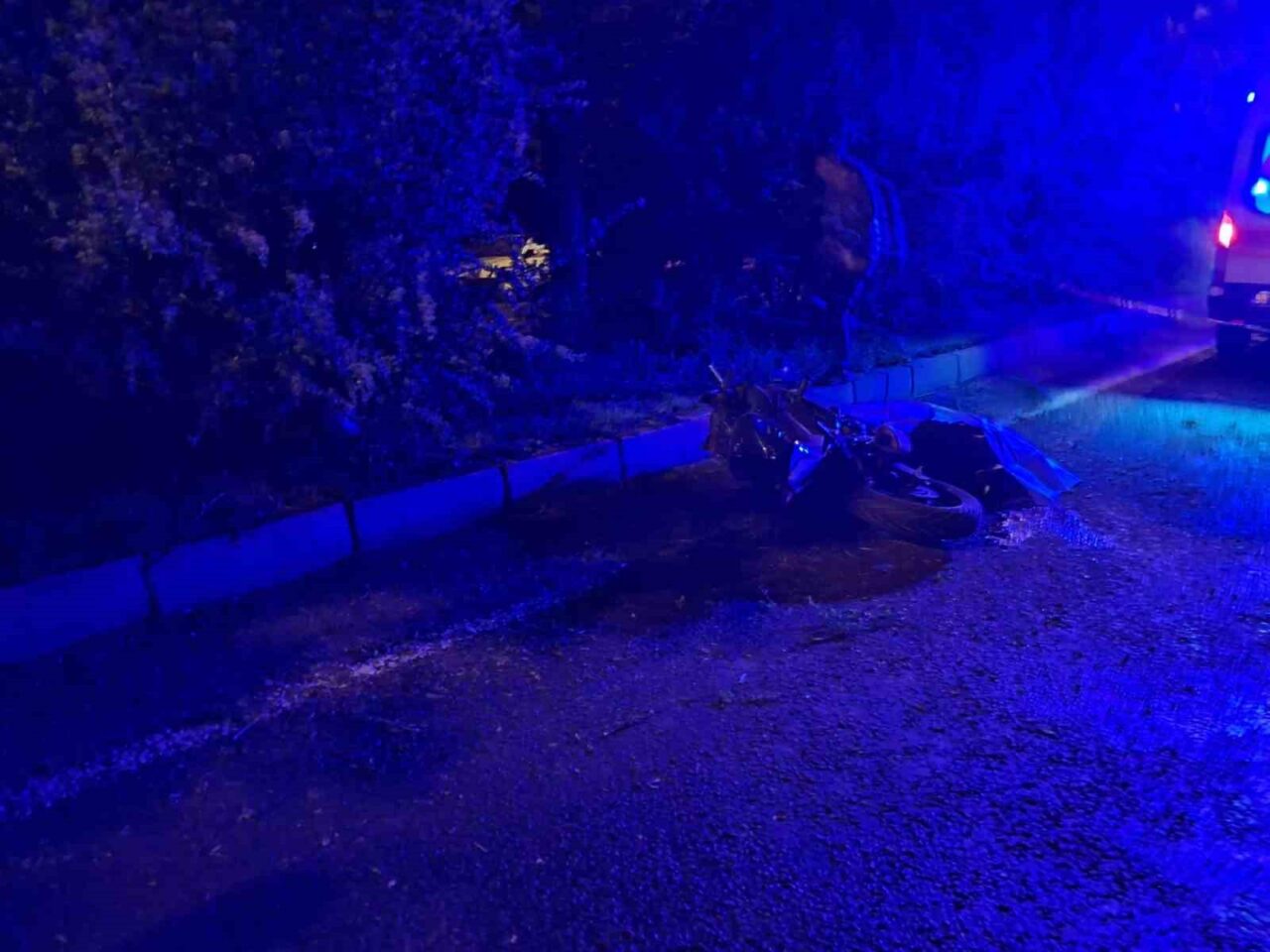 Devrilen motosiklet sürücüsü öldü