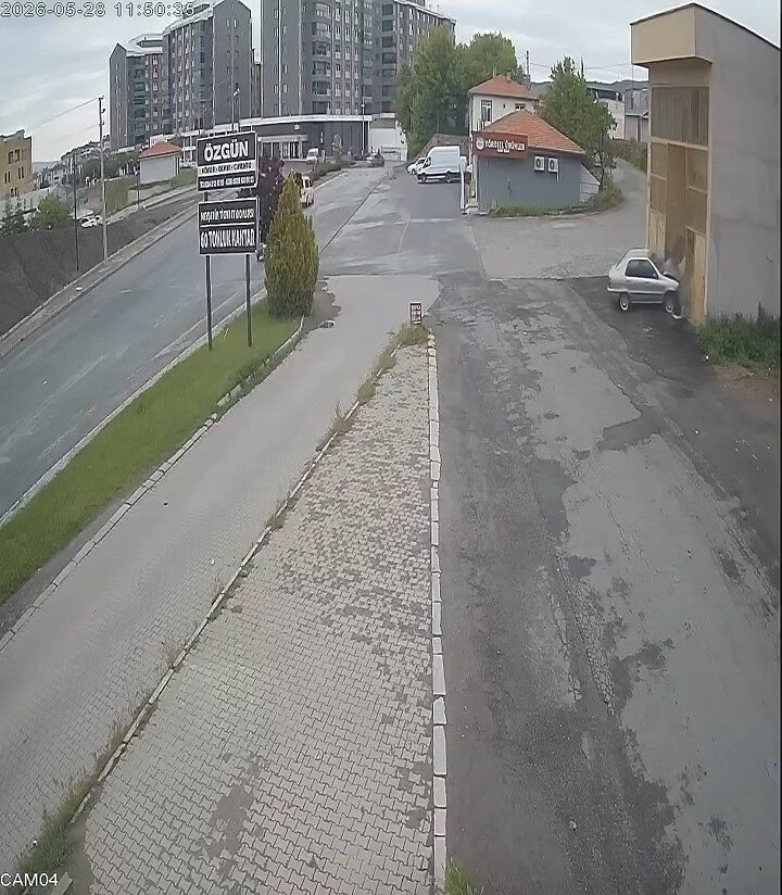 Direksiyonda bayıldı, boş dükkana çarparak durabildi
